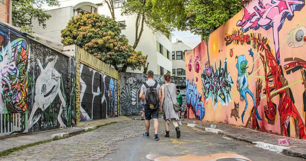 In der Batman Alley in São Paulo wirst du pure Kreativität erleben. Diese Straße ist rundum geschmückt mit großartigen Graffiti-Kunstwerken. Wenn du Street-Art magst, wirst du diese Gegend lieben.