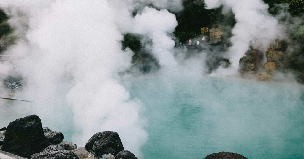 Beppu Onsen ist ein lebhaftes Kurortgebiet. Es ist für seine Vielzahl an heißen Quellen und vulkanischen Aktivitäten bekannt.