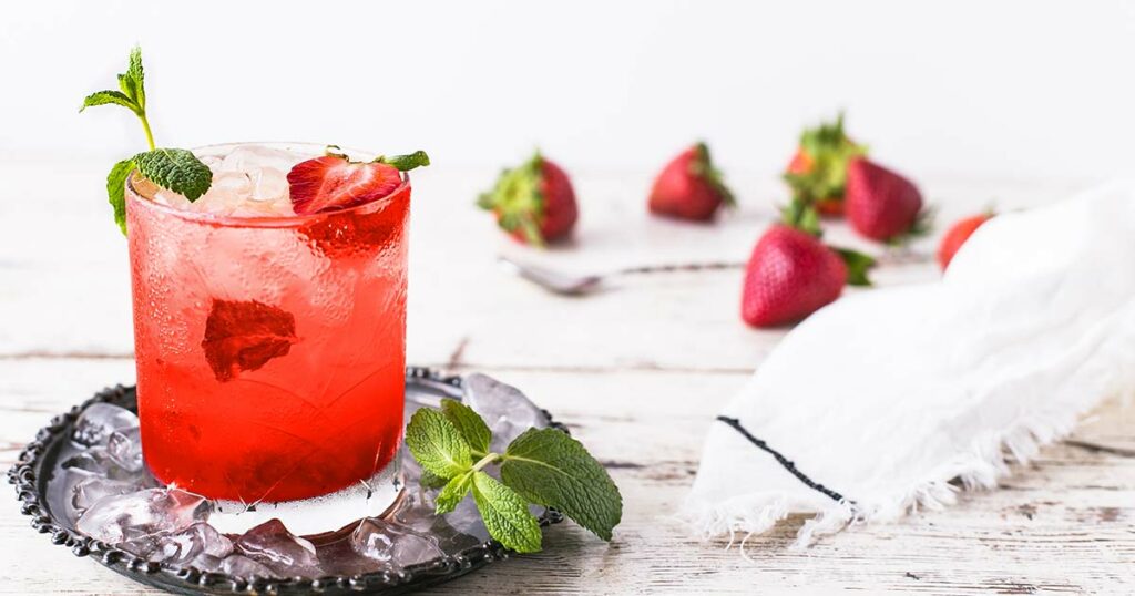 Caipifruta: Ein fruchtiger und bunter Cocktail, der frische Früchte wie Erdbeeren, Kiwis oder Ananas mit Cachaça, Limettensaft und Zucker verbindet und einen süßen und erfrischenden Geschmack bietet.