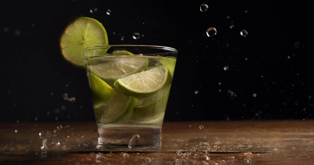 Caipirinha: Ein erfrischender Cocktail aus brasilianischem Cachaça, frischer Limette und Zucker, der einen Hauch von Exotik und süßer Säure verleiht.