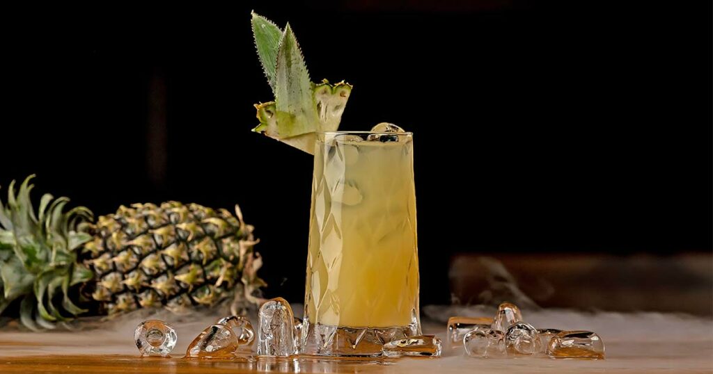 Caribé: Ein tropischer und erfrischender Cocktail, der brasilianischen Rum mit Ananassaft kombiniert und einen Hauch von Karibik-Urlaubsstimmung vermittelt.