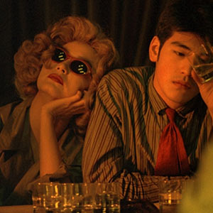 "Chungking Express" ist ein kunstvoll inszeniertes Hongkong-Drama, das die Atmosphäre der Stadt in einer verwebten Geschichte von Liebe und Einsamkeit einfängt.