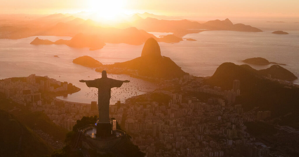Das Wahrzeichen Brasiliens ist die Christusstatue in Rio de Janeiro. Sie ist 30 Meter hoch und wurde 1931 erbaut.