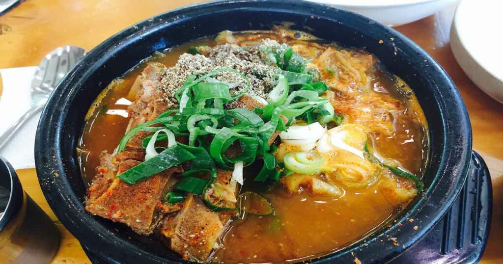 Die "Anti-Kater-Suppe" Haejangguk heißt übersetzt sogar Hangover Soup. Sie ist eine leckere Rindersuppe.