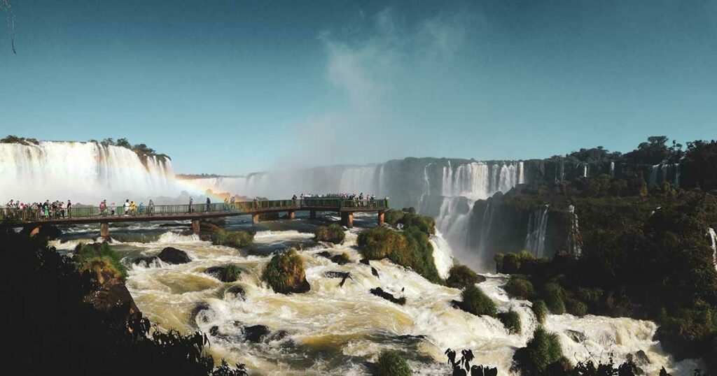Die Iguaçu-Wasserfälle gehören zu den größten und beeindruckendsten Wasserfällen der ganzen Welt.