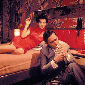 "In the Mood for Love" ist ein visuell beeindruckendes Meisterwerk des Hongkong-Kinos, das eine zarte Romanze in den Straßen von Hongkong einfängt.