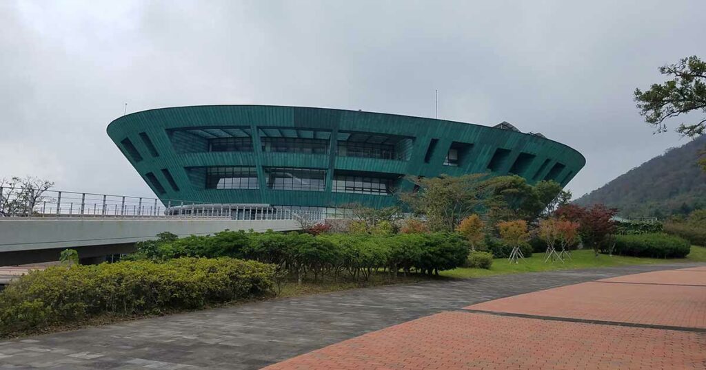 Die Jeju 4.3 Peace Park Memorial Hall ist eine Gedenkstätte, die an das Jeju-Massaker erinnert und den Opfern dieser tragischen Ereignisse gewidmet ist.