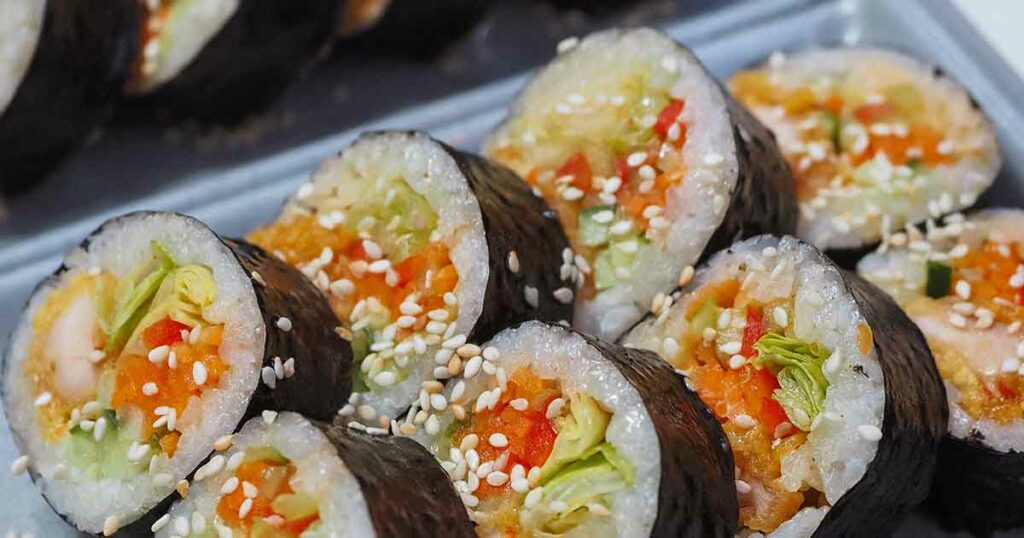 Kimbap hat viel Ähnlichkeit mit japanischem Sushi. Hauptunterschied ist die Größe. Außerdem ist die Füllung meist nicht roh, wie es in Japan der Fall ist.