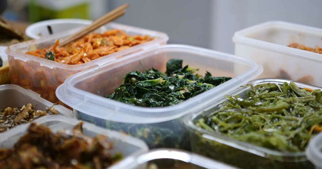 Banchan bezeichnet im Koreanischen die vielen verschiedene Beilagen einer koreanischen Mahlzeit.