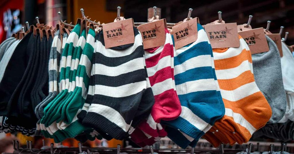Besonders unter jungen Koreanern ist der Trend zu auffälligen Socken sehr verbreitet. Sie tragen gerne Socken mit auffälligen Farben, lustigen Mustern, niedlichen Motiven oder sogar Comicfiguren.