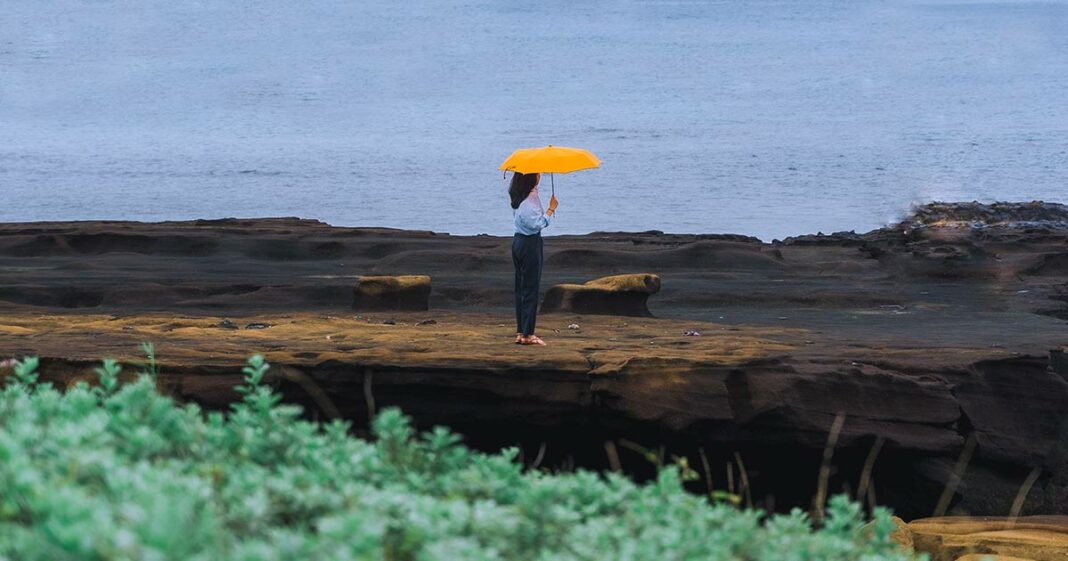 Auf den ersten Blick erscheint die Insel Jeju wunderschön. Jedoch gibt es eine dunkle Vergangenheit, die von der Regierung totgeschwiegen wurde.