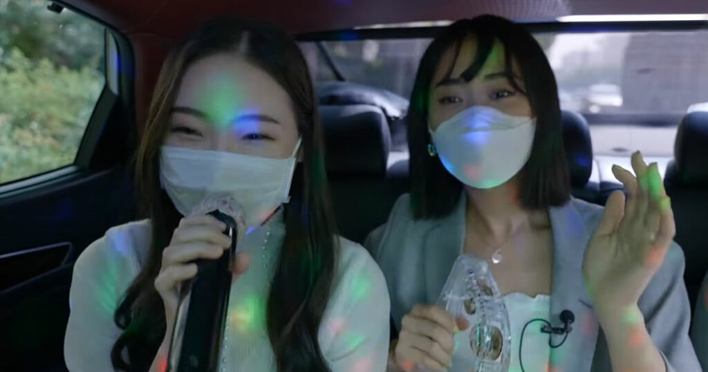 In Korea kannst du in manchen Taxis Karaoke singen. Das macht mit Freunden natürlich besonders Spaß.