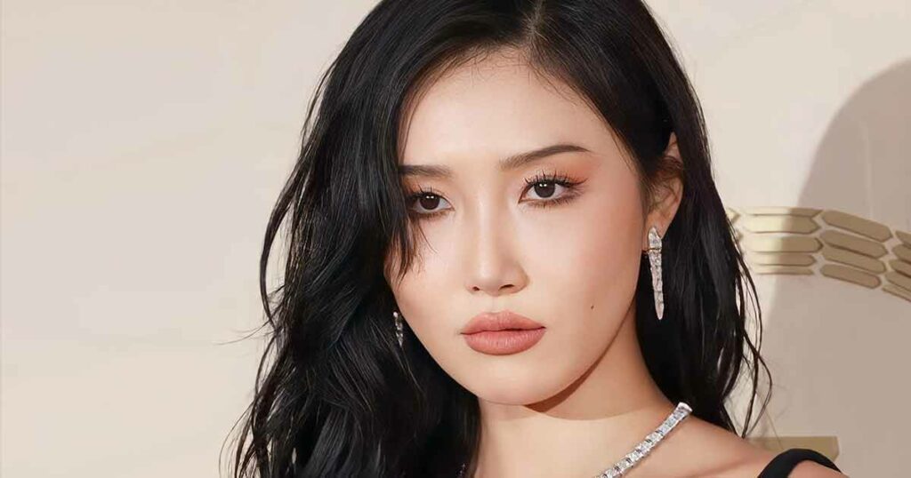 Hwasa von Mamamoo ist für ihre kraftvolle Stimme und selbstbewusste Bühnenpräsenz bekannt.
