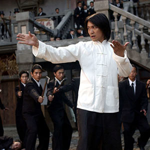 Der Hongkong Film "Kung Fu Hustle" ist eine Komödie, die mit spektakulären Kampfszenen und humorvoller Inszenierung begeistert.