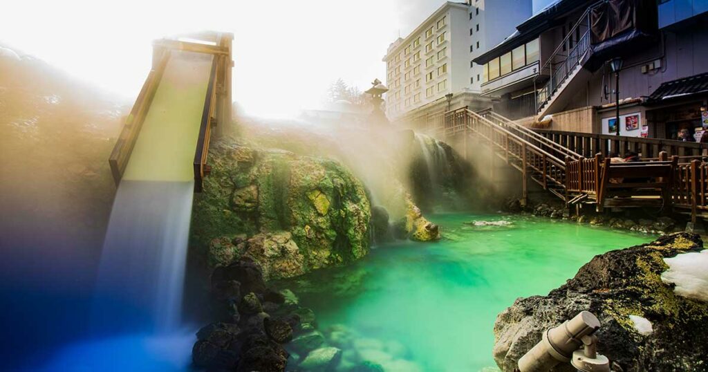 Kusatsu Onsen in Gunma ist eines der berühmtesten Onsen in Japan und bekannt für sein heißes, mineralreiches Quellwasser.