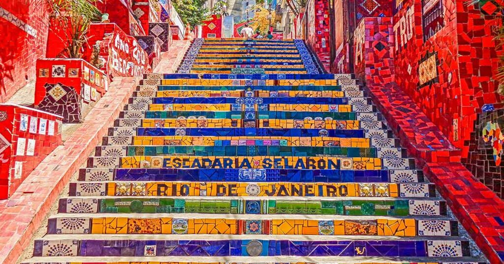 Die berühmte Treppe Escadaria Selarón verbindet die beiden Stadtviertel Lapa und Santa Teresa miteinander. Erschaffen hat sie der chilenische Künstler Jorge Selarón.