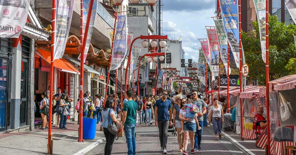 Das Viertel Liberdade in São Paulo hat starke japanische Einflüsse. Hier findest du authentische japanische Restaurants, Geschäfte und Festivals. Ein Ort, der einen charmanten Einblick in eine andere Kultur bietet und definitiv einen Besuch wert ist.
