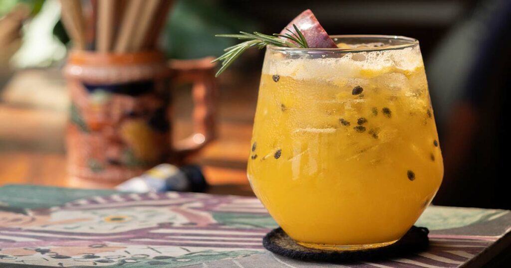 Maracujá Sour: Ein saurer und erfrischender Cocktail, der den exotischen Geschmack der brasilianischen Maracujá (Passionsfrucht) mit Limettensaft und Zucker kombiniert, um einen ausgewogenen Geschmack zu erzeugen.