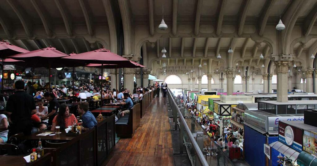 Der Mercado Municipal in São Paulo ist ein lebhafter Markt, der für seine kulinarischen Köstlichkeiten bekannt ist. Hier findest du eine Vielzahl von frischen Produkten, exotischen Gewürzen und lokalen Spezialitäten. Ein Paradies für Feinschmecker und ein Muss für dich, wenn du die vielfältige Küche São Paulos entdecken möchtest.