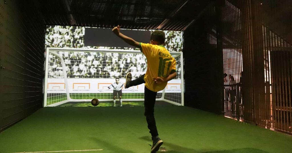 Das Museu do Futebol in São Paulo ist ein Fußball-Museum. Es bietet eine beeindruckende Sammlung von Exponaten und erzählt die Geschichte des Sports auf packende Weise. Ein absolutes Muss für Fußballfans und Sportbegeisterte.