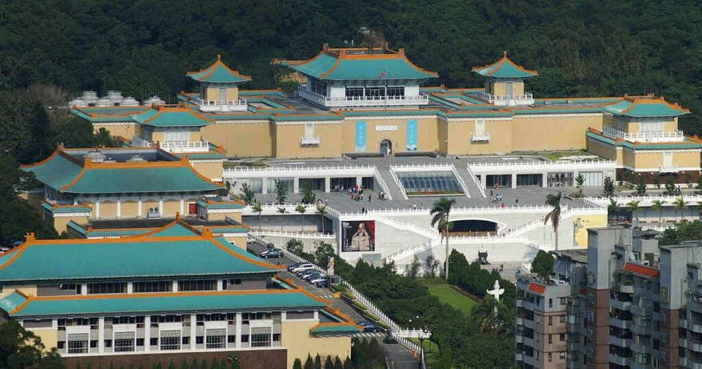 Das Nationale Palastmuseum ist eines der bedeutendsten und wichtigsten Museen in ganz Asien. Hier gibt es unzählige Exponate zu bestaunen. (© Peellden, CC BY 3.0, via Wikimedia Commons)