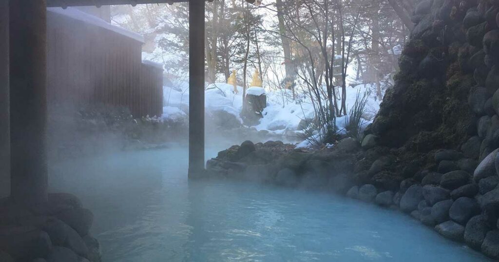 Noboribetsu Onsen ist ein malerisches Kurortgebiet, das für seine natürlichen heißen Quellen und seine schöne Landschaft bekannt ist.