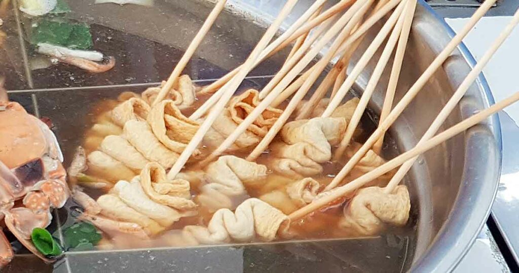 Odeng kannst du dank des Spießes gut im Gehen genießen. Kein Wunder, dass er an vielen Straßenständen verkauft wird.