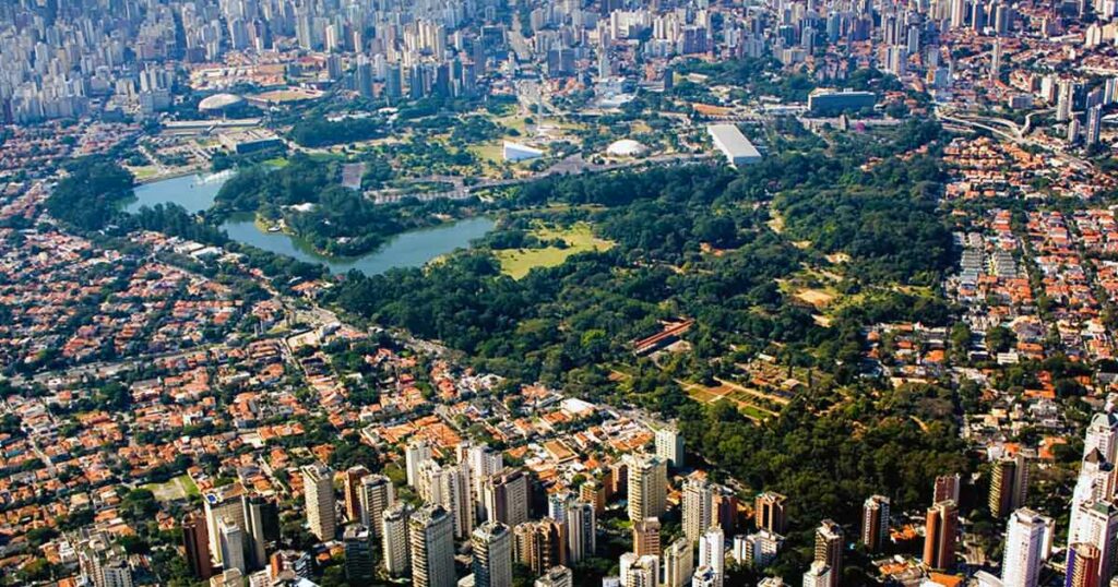 Der Parque Ibirapuera in São Paulo ist vergleichbar mit dem Central Park in New York City. Er umfasst fast 2 Quadratkilometer mit 1 Mio. m² Grünfläche und 150.000 m² Wasserfläche. Wöchentlich besuchen ihn etwa 300.000 Menschen, davon 200.000 am Wochenende und 120.000 am Sonntag.