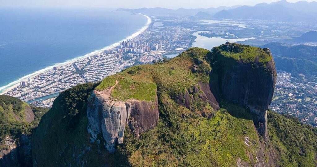 Der Pedra da Gávea ist ein 842 m hoher Felsen in Rio de Janeiro - mehr als doppelt so hoch wie der berühmtere Zuckerhut. Er ist weltweit der größte einzelne Granitblock in Meeresnähe! Im Tijuca Nationalpark kannst du ihn besteigen.