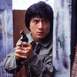"Police Story" ist ein ikonischer Hongkong-Actionfilm, der Jackie Chans einzigartige Mischung aus atemberaubenden Stunts und humorvollem Charme präsentiert.