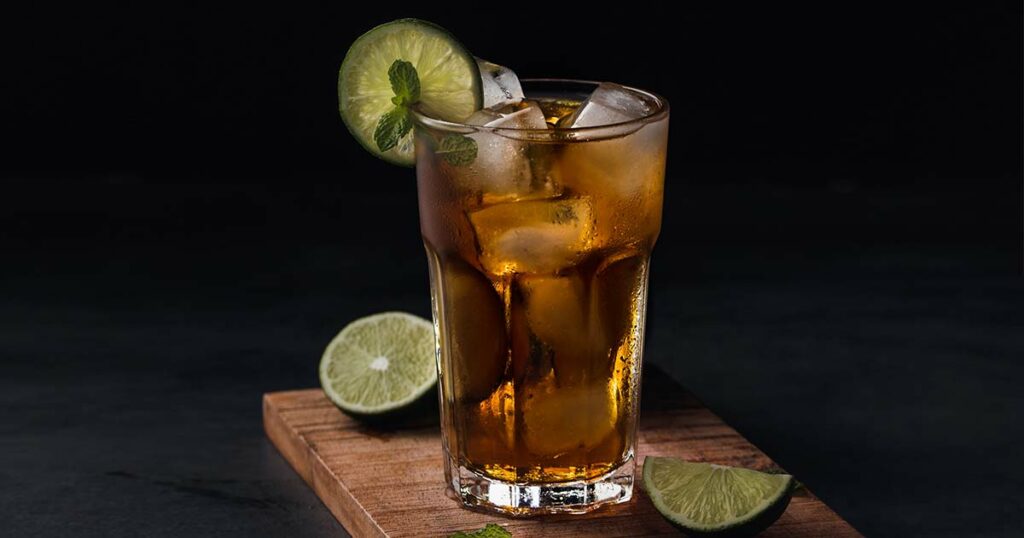 Rabo-de-Galo: Ein starkes und kräftiges Getränk, das aus Cachaça und rotem Wermut besteht und mit einem Hauch von Bitterkeit und Süße den Gaumen erfreut.