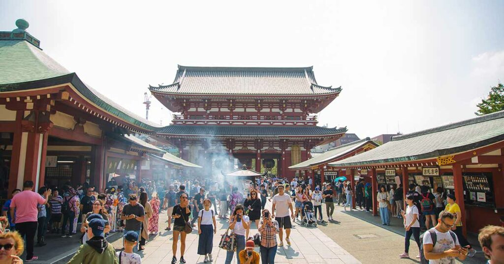 Der Senso-Ji Tempel ist einer der beliebtesten Tempel in Tokio und liegt im Stadtviertel Asakusa, das für seine traditionelle Seite bekannt ist.