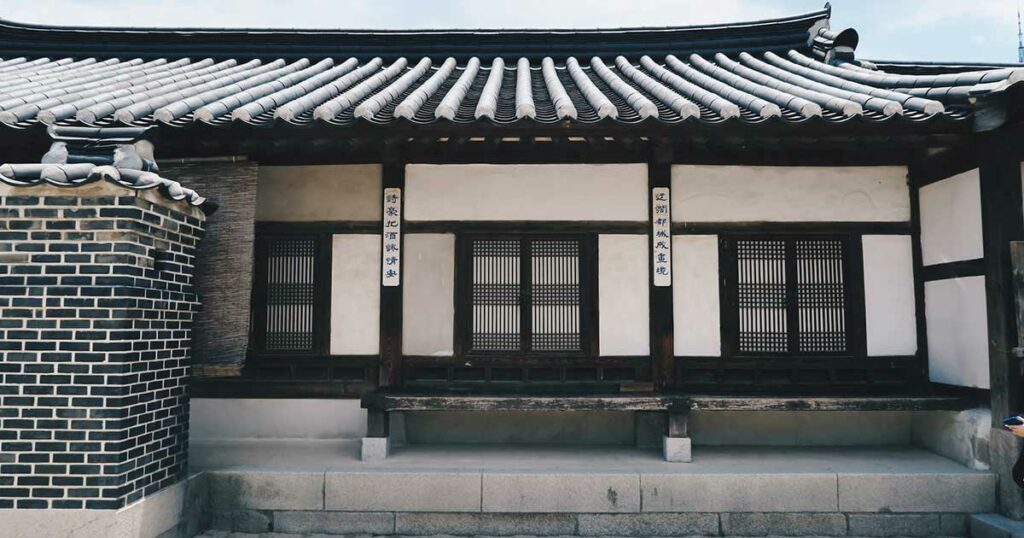 Das Namsangol Hanok Village ist ein malerisches Dorf in Seoul, das traditionelle koreanische Hanok-Häuser beherbergt.