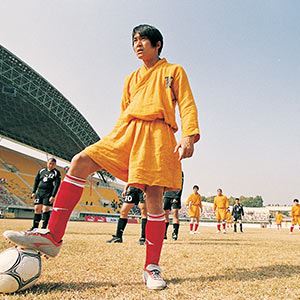 "Shaolin Soccer" ist eine mitreißende Hongkong-Komödie, die Fußball und Shaolin-Kampfkünste auf unterhaltsame Weise kombiniert.