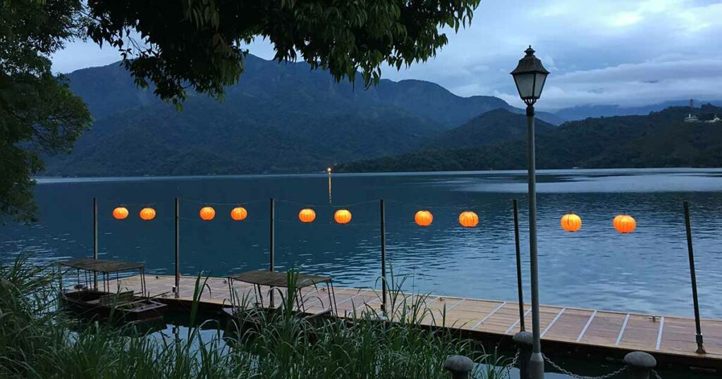 Der Sun-Moon-Lake ist riesig. Hier kannst du allerhand Wassersportarten betreiben oder gemütlich mit einem Bötchen herumfahren.