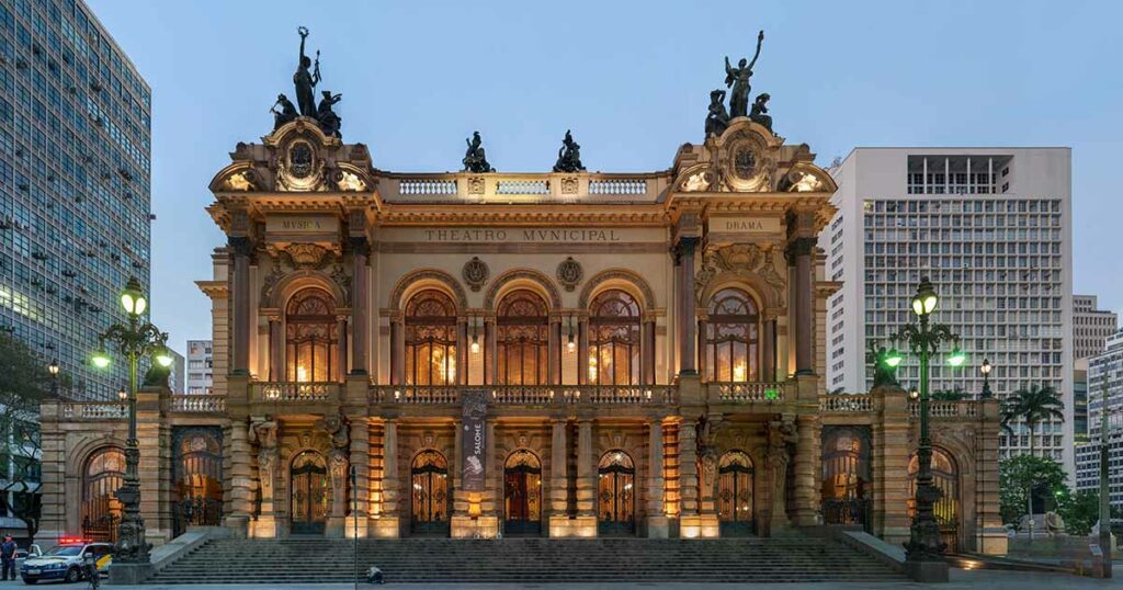 Im Zentrum von São Paulo befindet sich das Opernhaus Theatro Municipal. Die Architektur des Gebäudes wurde von italienischen Opernhäusern inspiriert.