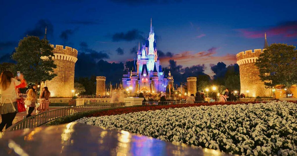 Tokyo Disneyland ist ebenso beliebt bei Einheimischen, wie bei Touristen. Nachts erleuchtet der Park in bunten Farben.