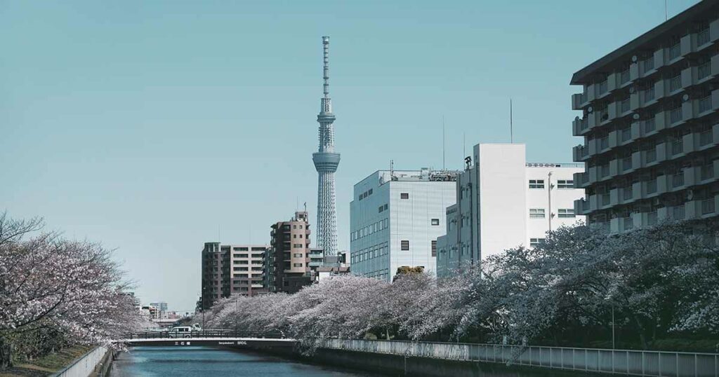 Der Tokyo Skytree ist eines der Wahrzeichen von Tokio. Von ihm aus hast du einen tollen Ausblick auf die gesamte Hauptstadt. Sogar den Mount Fuji kannst du sehen, wenn du Glück hast.