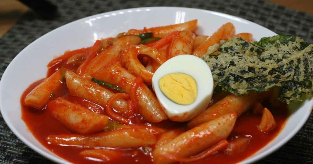 Beim Tteokbokki musst du auf die Schärfe aufpassen. Manche Varianten sind sehr scharf und andere wiederum mild. Frag am besten den Kellner!
