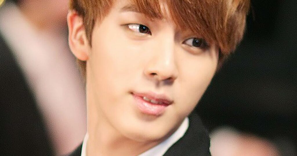 Jin von der K-Pop-Gruppe BTS ist ein gutes Beispiel dafür, dass auch koreanische Männer nach der V-Line streben.