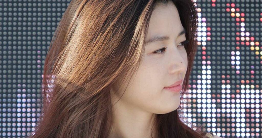 Jun Ji-hyun ist unter anderem Model. Kein Wunder, denn ihre V-Line entspricht exakt dem Schönheitsideal Koreas.