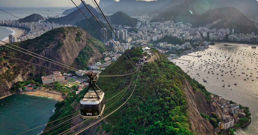 Wenn du mit der Seilbahn auf den Zuckerhut fährst, bekommst du einen grandiosen Ausblick auf Rio de Janeiro.